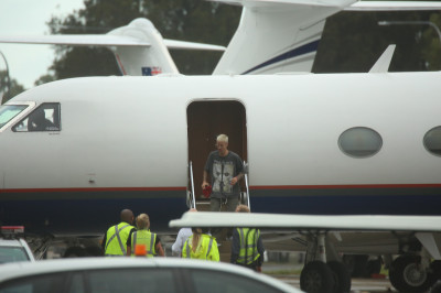 15.03 | Justin Bieber é fotografado em um aeroporto em Sydney, na Austrália