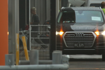 15.03 | Justin Bieber é fotografado em um aeroporto em Sydney, na Austrália