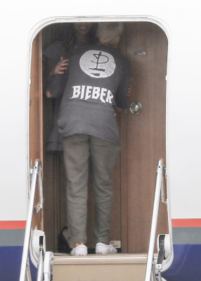 15.03 | Justin Bieber é fotografado em um aeroporto em Queensland, na Austrália