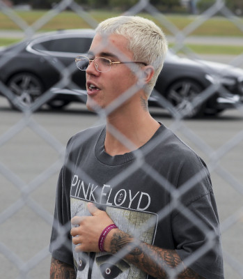 15.03 | Justin Bieber é fotografado em um aeroporto em Queensland, na Austrália