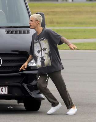 15.03 | Justin Bieber é fotografado em um aeroporto em Queensland, na Austrália