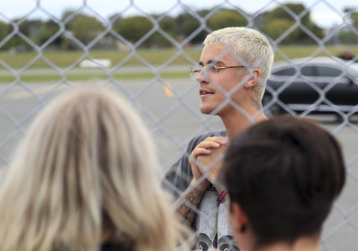 15.03 | Justin Bieber é fotografado em um aeroporto em Queensland, na Austrália
