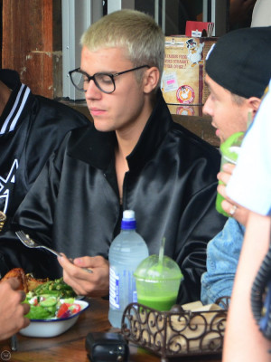 17.03 | Justin Bieber é fotografado em Sydney, na Austrália
