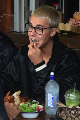 17.03 | Justin Bieber é fotografado em Sydney, na Austrália