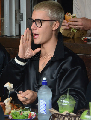 17.03 | Justin Bieber é fotografado em Sydney, na Austrália