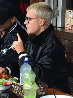 17.03 | Justin Bieber é fotografado em Sydney, na Austrália