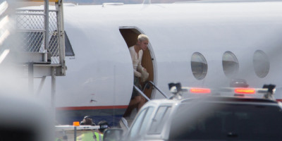 19.03 | Justin Bieber é fotografado em um aeroporto em Queenstown, Nova Zelândia
