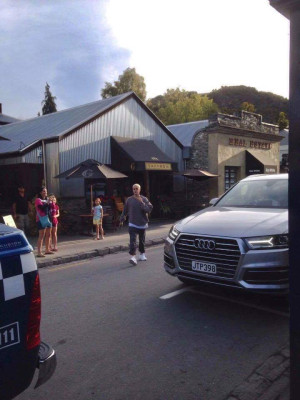 19.03 | Justin Bieber é fotografado em Arrowtown, na Nova Zelândia