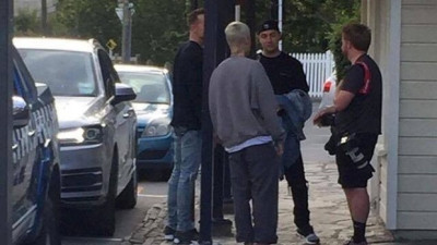 19.03 | Justin Bieber é fotografado em Arrowtown, na Nova Zelândia