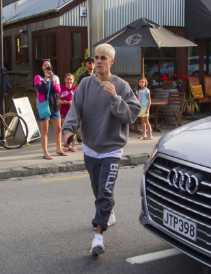 19.03 | Justin Bieber é fotografado em Arrowtown, na Nova Zelândia