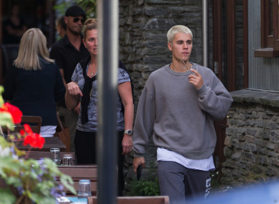 19.03 | Justin Bieber é fotografado em Arrowtown, na Nova Zelândia