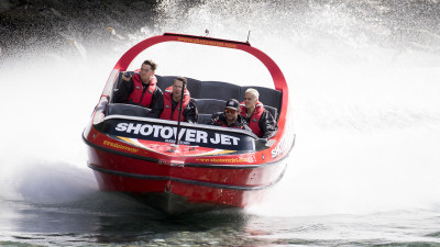 20.03 | Justin Bieber é fotografado andando de barco em Queenstown, na Nova Zelândia