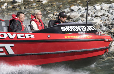 20.03 | Justin Bieber é fotografado andando de barco em Queenstown, na Nova Zelândia