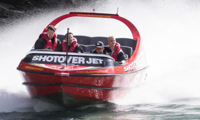 20.03 | Justin Bieber é fotografado andando de barco em Queenstown, na Nova Zelândia