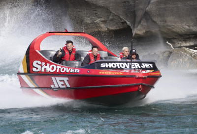 20.03 | Justin Bieber é fotografado andando de barco em Queenstown, na Nova Zelândia