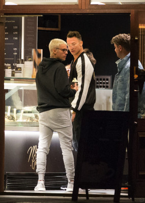 20.03 | Justin Bieber é fotografado em uma lanchonete em Queenstown, na Nova Zelândia
