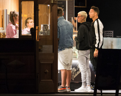 20.03 | Justin Bieber é fotografado em uma lanchonete em Queenstown, na Nova Zelândia