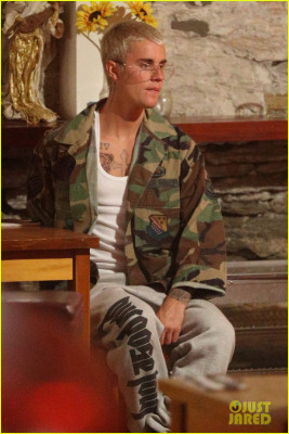 21.03 | Justin Bieber é fotografado em um bar em Arrowtown, na Nova Zelândia