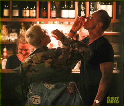 21.03 | Justin Bieber é fotografado em um bar em Arrowtown, na Nova Zelândia