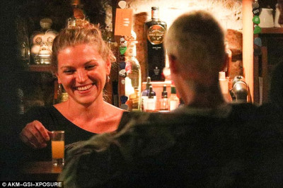 21.03 | Justin Bieber é fotografado em um bar em Arrowtown, na Nova Zelândia