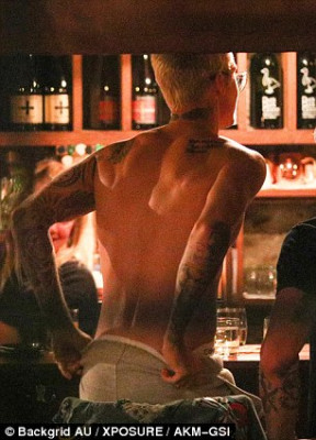 21.03 | Justin Bieber é fotografado em um bar em Arrowtown, na Nova Zelândia