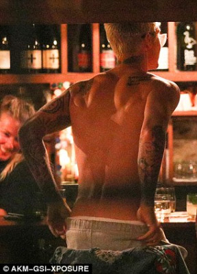 21.03 | Justin Bieber é fotografado em um bar em Arrowtown, na Nova Zelândia