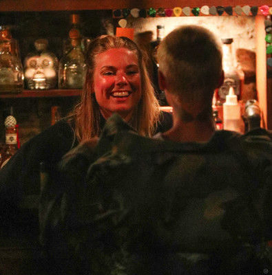 21.03 | Justin Bieber é fotografado em um bar em Arrowtown, na Nova Zelândia