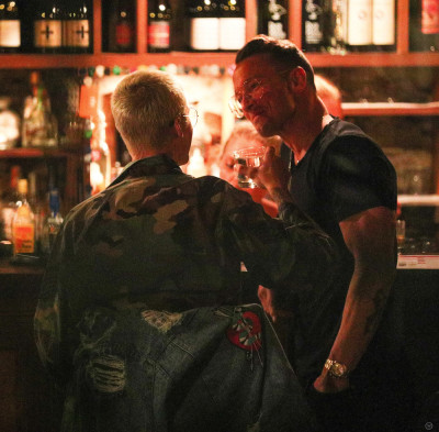 21.03 | Justin Bieber é fotografado em um bar em Arrowtown, na Nova Zelândia