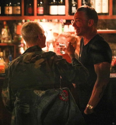 21.03 | Justin Bieber é fotografado em um bar em Arrowtown, na Nova Zelândia