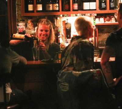 21.03 | Justin Bieber é fotografado em um bar em Arrowtown, na Nova Zelândia