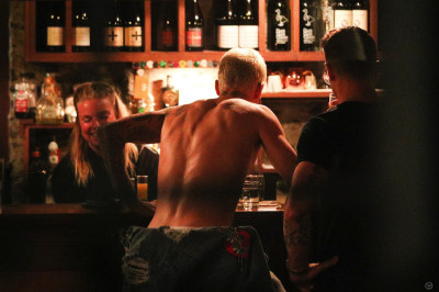 21.03 | Justin Bieber é fotografado em um bar em Arrowtown, na Nova Zelândia