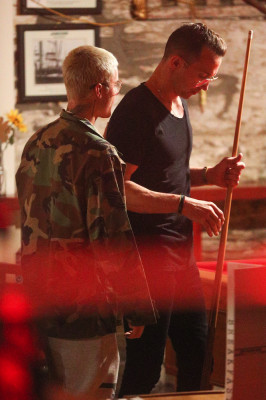 21.03 | Justin Bieber é fotografado em um bar em Arrowtown, na Nova Zelândia