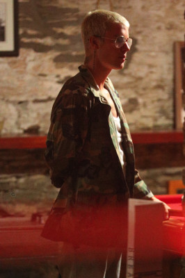21.03 | Justin Bieber é fotografado em um bar em Arrowtown, na Nova Zelândia