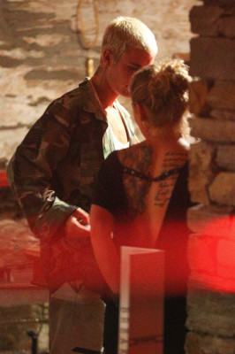 21.03 | Justin Bieber é fotografado em um bar em Arrowtown, na Nova Zelândia