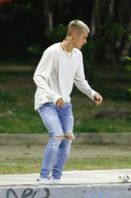 29.03 | Justin Bieber andando de skate no Aterro do Flamengo no Rio de Janeiro
