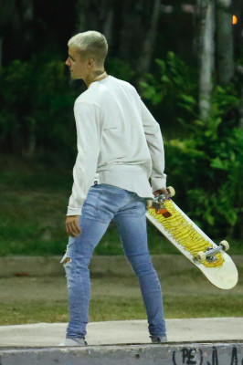 29.03 | Justin Bieber andando de skate no Aterro do Flamengo no Rio de Janeiro