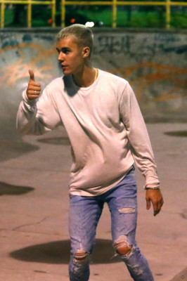 29.03 | Justin Bieber andando de skate no Aterro do Flamengo no Rio de Janeiro