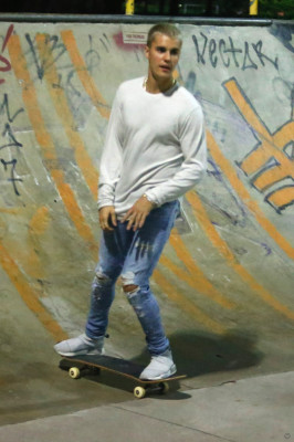 29.03 | Justin Bieber andando de skate no Aterro do Flamengo no Rio de Janeiro