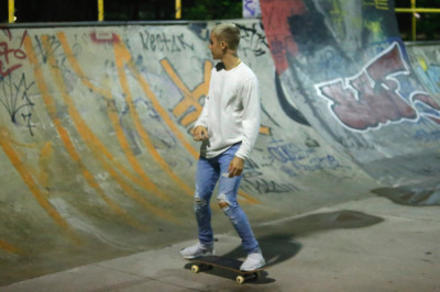 29.03 | Justin Bieber andando de skate no Aterro do Flamengo no Rio de Janeiro