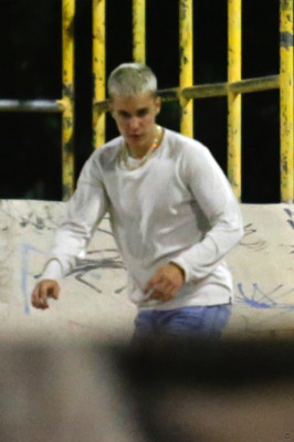 29.03 | Justin Bieber andando de skate no Aterro do Flamengo no Rio de Janeiro