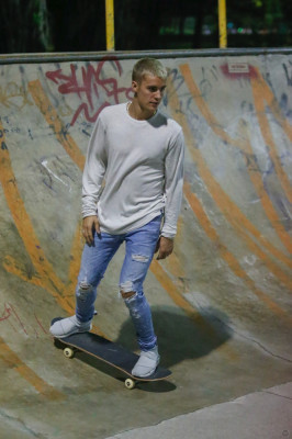 29.03 | Justin Bieber andando de skate no Aterro do Flamengo no Rio de Janeiro