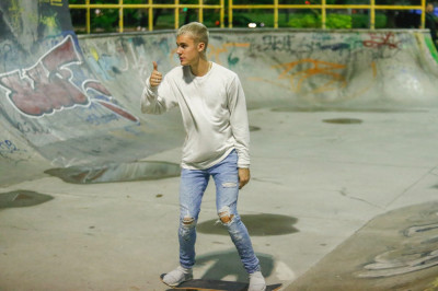29.03 | Justin Bieber andando de skate no Aterro do Flamengo no Rio de Janeiro