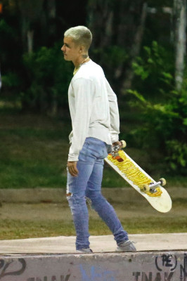 29.03 | Justin Bieber andando de skate no Aterro do Flamengo no Rio de Janeiro