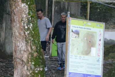 30.03 | Justin Bieber é fotografado na Pedra da Gávea no Rio de Janeiro
