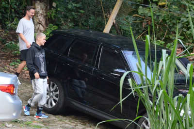 30.03 | Justin Bieber é fotografado na Pedra da Gávea no Rio de Janeiro