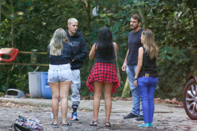 30.03 | Justin Bieber é fotografado na Pedra da Gávea no Rio de Janeiro