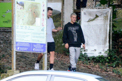 30.03 | Justin Bieber é fotografado na Pedra da Gávea no Rio de Janeiro