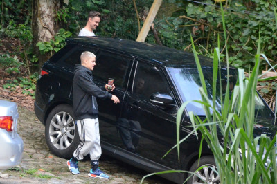 30.03 | Justin Bieber é fotografado na Pedra da Gávea no Rio de Janeiro