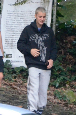 30.03 | Justin Bieber é fotografado na Pedra da Gávea no Rio de Janeiro
