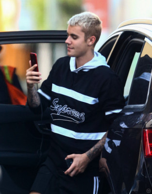 16.04 | Justin Bieber é fotografado em Miami, Flórida